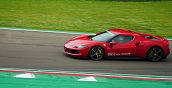 Ferrari 296 GTB ibrida durante una sessione di guida sportiva