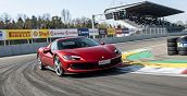 Ferrari 296 GTB in curva sul tracciato veloce del Mugello
