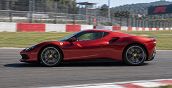 Ferrari 296 GTB sul rettilineo del circuito di Imola in Emilia-Romagna