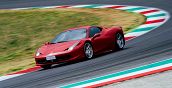 Ferrari 458 Italia affronta una curva dell’Autodromo di Cremona durante la guida sportiva