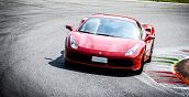 Ferrari 488 affronta una curva sul tracciato di Monza