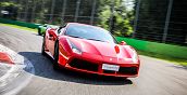 Ferrari 488 GTB affronta una curva del circuito di San Martino del Lago durante la guida sportiva