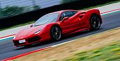 Ferrari 488 GTB in accelerazione a Imola con motore V8 biturbo e prestazioni da supercar