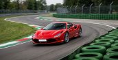 Ferrari F8 Tributo affronta una curva dell’Autodromo di Imola con guida sportiva