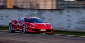 Ferrari F8 Tributo da 720 CV che sfreccia sul rettilineo dell'Autodromo del Levante a Bari