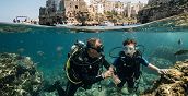 Istruttore e allievo nella prova corso sub in Puglia