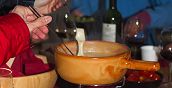 Fonduta nell'igloo con lume di candela e atmosfera invernale