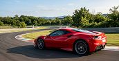 Ferrari 488 GTB affronta una curva sul circuito di Latina