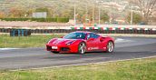 Ferrari sul tracciato tecnico in senso antiorario di Mores