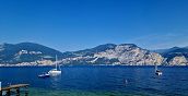 Giro esclusivo in barca a vela sul Lago di Garda con imbarco da Castelletto di Brenzone
