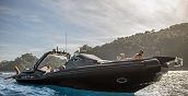 Gommone in navigazione tra le isole dell’arcipelago delle Eolie