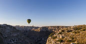 Vista aerea di Gravina in Puglia e del Parco Nazionale dell'Alta Murgia in mongolfiera