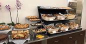Colazione a buffet con una selezione di piatti freschi e gustosi all'Hotel Limbiate