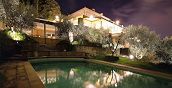 Piscina e area relax di un hotel spa Toscana esclusivo