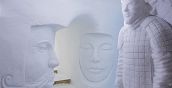 Interno igloo decorato artisticamente con sculture di neve