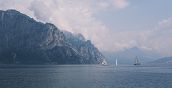 Giro in barca a vela sul Lago di Garda con vista panoramica