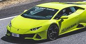 Pilota alla guida di una Lamborghini Huracán EVO in curva su circuito chiuso
