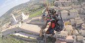 Panorama mozzafiato delle Marche durante un volo in parapendio biposto