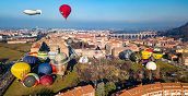 Vista panoramica delle mongolfiere a Mondovì in volo