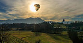 Giro in mongolfiera al tramonto sopra le colline lucchesi
