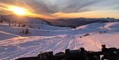 Guida di una motoslitta attraverso la neve durante l'escursione a Montecampione