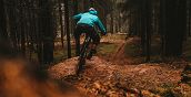 Ciclista con casco durante l'attività di MTB downhill