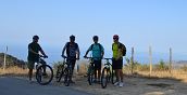 Foto di gruppo per escursionisti dopo gita in mtb