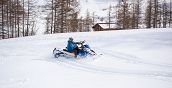 guida professionale accompagna escursione in motoslitta in Piemonte
