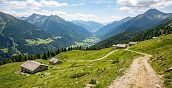 Sentiero sterrato per escursioni in quad tra le malghe e i pascoli verdi di Montecampione