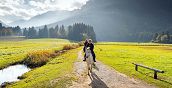 bel panorama in estate a Cavastro nel Trentino durante una cavalcata
