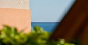 Vista panoramica sul mare della Riviera Ligure tra gli ulivi della struttura