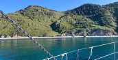 Panorama mozzafiato visto da una barca a vela in Salento