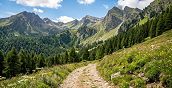 Splendida vista panoramica della Valle Camonica dai sentieri in quota di Montecampione