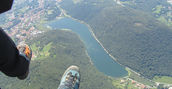 Volo in parapendio con vista panoramica sul lago di Como