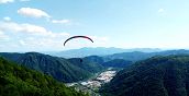 Panorama aereo durante il volo in parapendio sopra Diecimo e Garfagnana