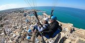 Panorama della costa pugliese e del mare cristallino visto dall'alto durante un volo in parapendio