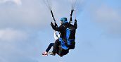 Passeggeri che volano in parapendio tandem sopra la costa di Monopoli in Puglia