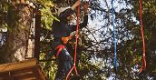 bambino sul percorso sospeso del Parco Avventura Val di Sole