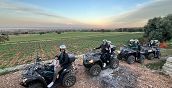 Partecipanti con casco a bordo di un quad biposto pronto per il tour monopoli