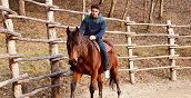 Cavaliere in sella ad un cavallo nell'Appennino Pistoiese