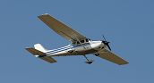 Aeroplano in volo nei cieli di Cisliano in provincia di Milano