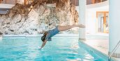 Piscina interna del Day Spa Treinke a Sauris di Sotto per momenti di relax