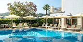 Piscina esterna per il relax al Bellerive Hotel