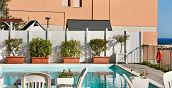 Piscina all'aperto e area solarium vista mare del Residence Felice a Celle Ligure