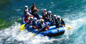 Gommone lungo il fiume Gari durante il rafting