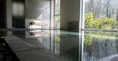 Piscina interna riscaldata con idromassaggio e cascata in agriturismo
