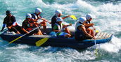 Partecipanti in azione durante una discesa rafting nel Lazio