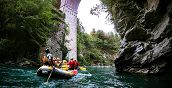 Gruppo di avventurieri in gommone durante rafting a Cuneo
