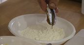 Preparazione di piatti tipici romani durante il corso di cucina a Roma
