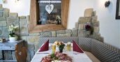 Sala da pranzo accogliente presso il Rifugio La Montanara a Molveno